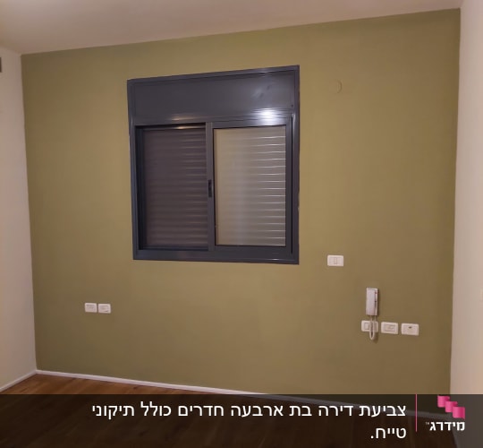 קיר צבוע בצבע ירוק עם חלון